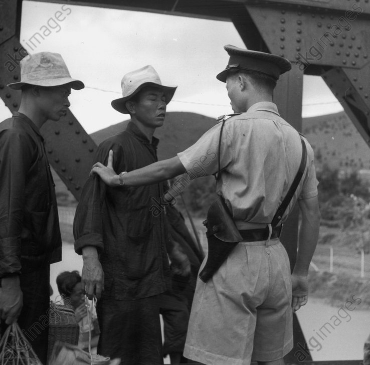 老照片:1960年的罗湖桥 香港警察对过往旅客搜身检查