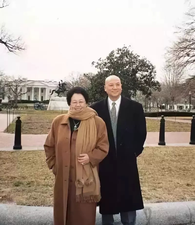 當時陳麗華已經離婚,還帶著三個孩子,有朋友見兩人都單身,就毛遂自薦