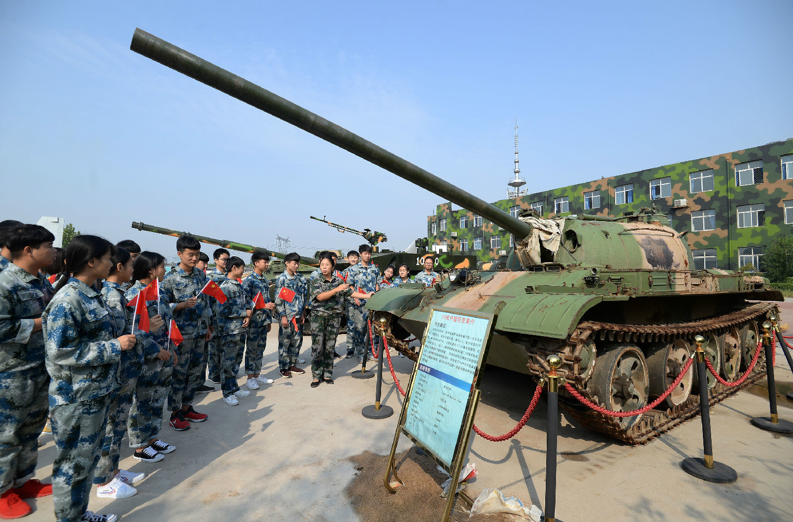 邯郸国防技术学校学员参观大型退役武器装备