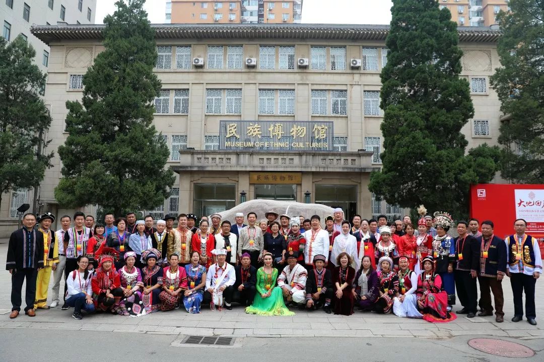 全國少數民族參觀團走進中央民族大學