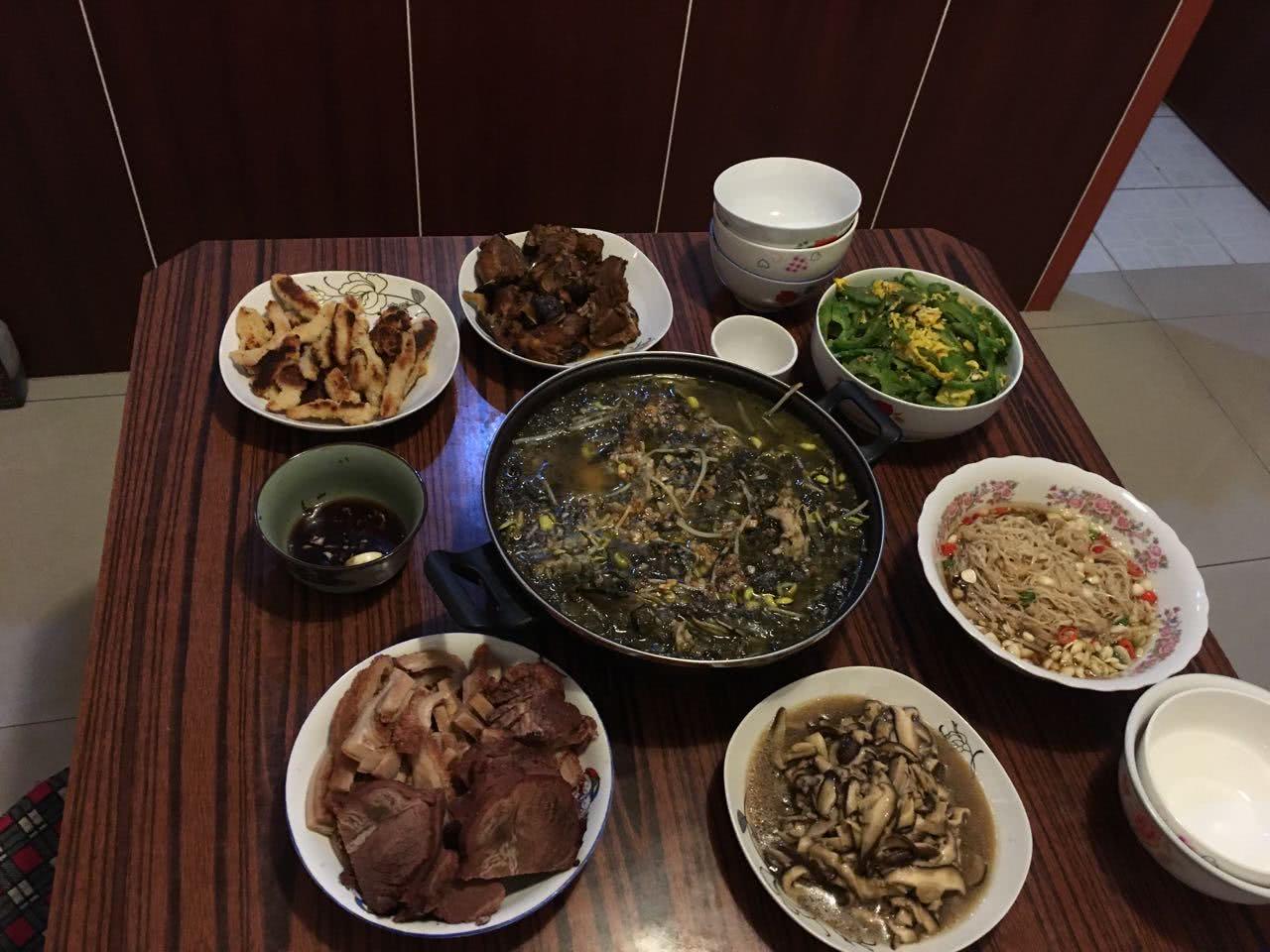 中秋节在丈母娘家吃饭,菜品实在太丰盛,凉拌金针菇是热点