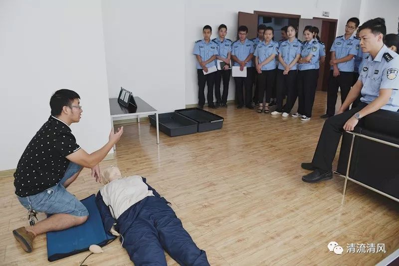 留置看护辅警服装图片