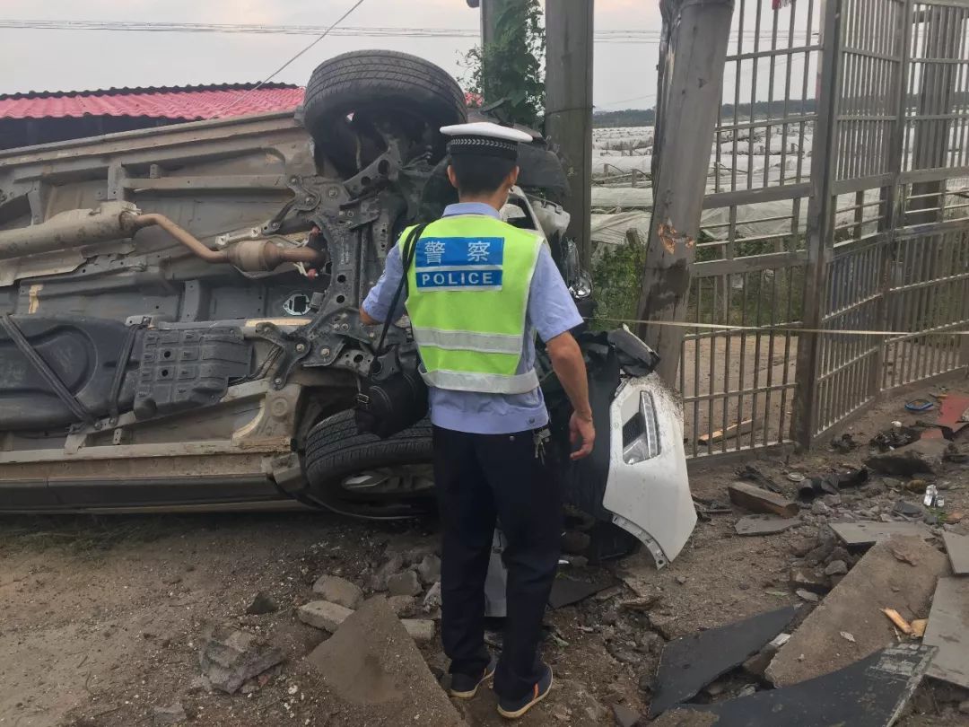 昨天下午!吉安永陽路段發生嚴重車禍,小轎車側翻面目全非,一人遇難.