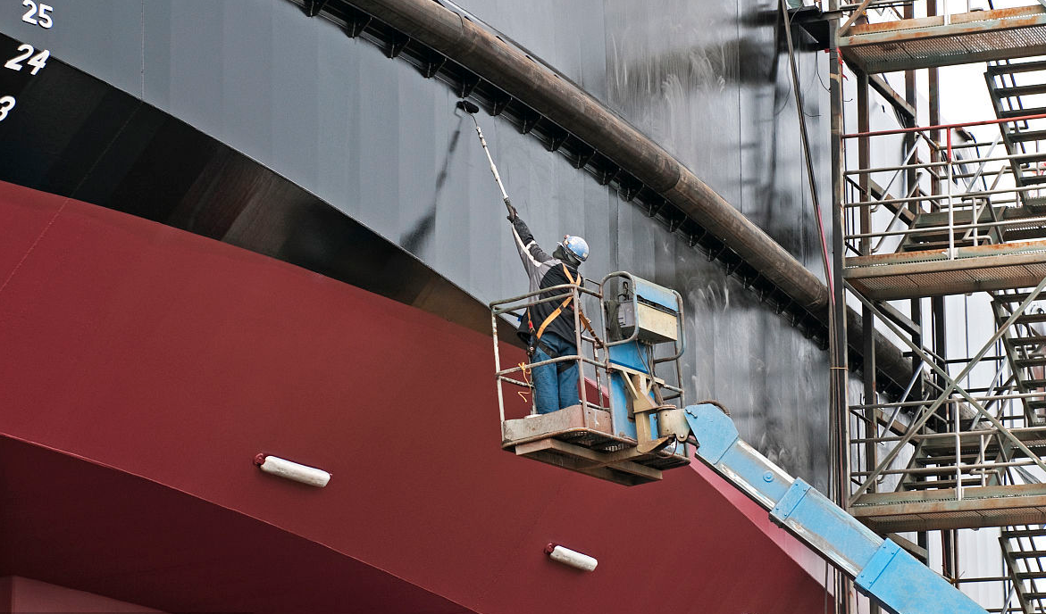 (油漆工正在船舶外板刷漆)船舶涂料增稠剂特性:1,含量高,添加量少,可