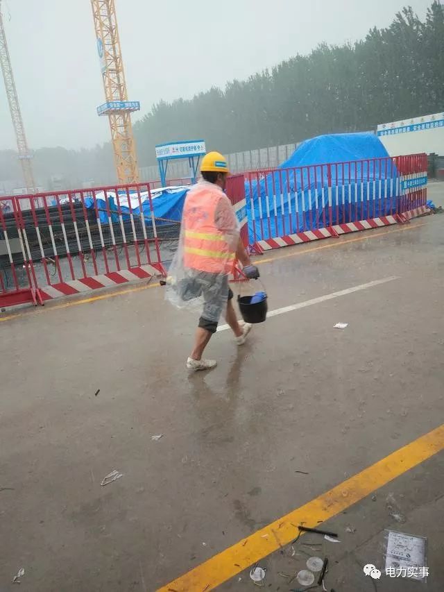 下雨天工地照片图片