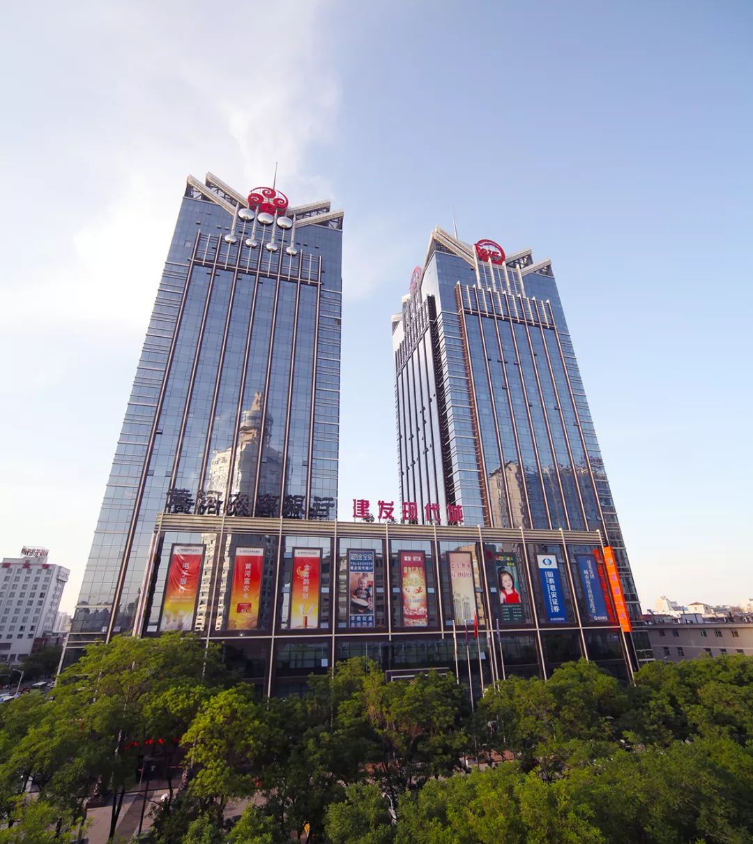 中铁十六局集团承建的当时宁夏第一高楼——建发现代城在银川市最繁华