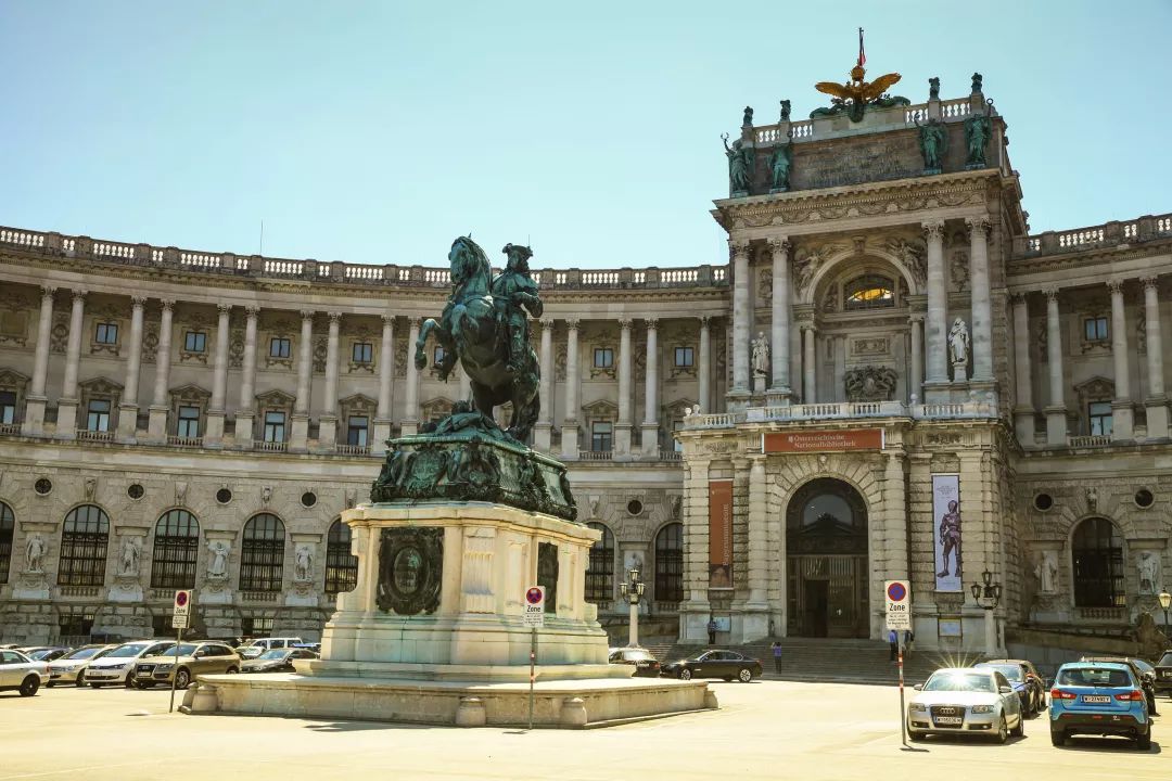 歌剧院,音乐厅占据着维也纳的每个街区,每一座历史建筑都是一座艺术品
