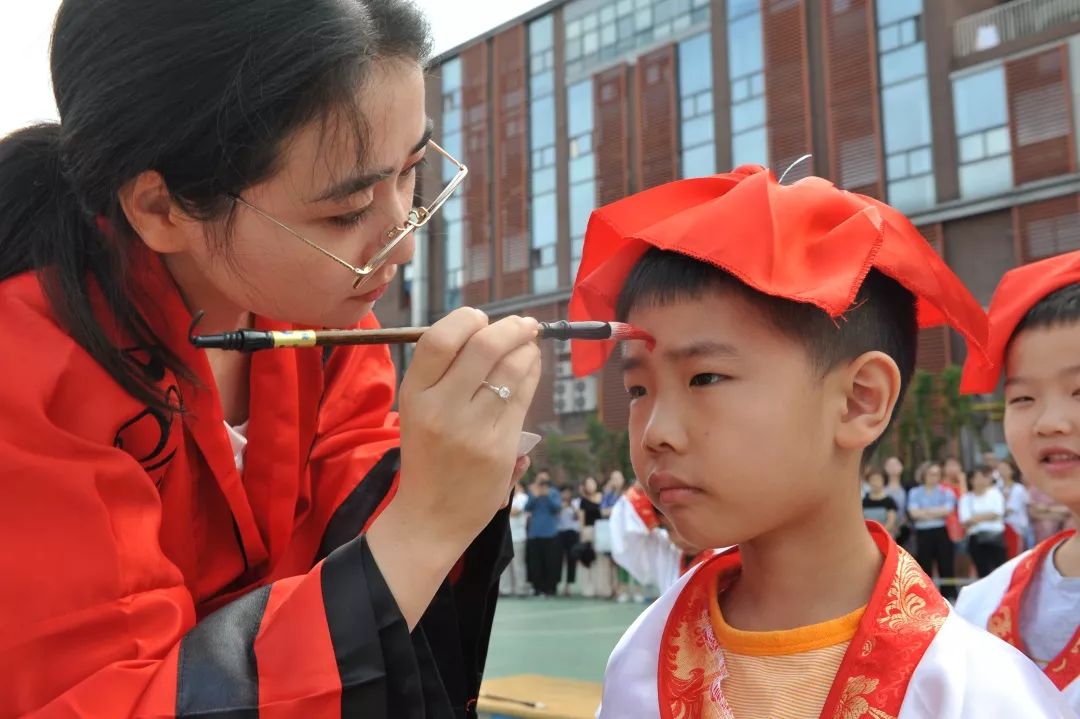 德培小学校长图片