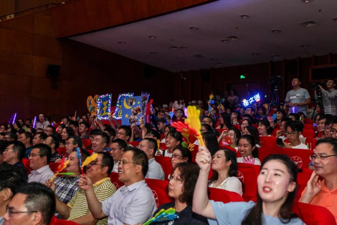 浙江大学两年一度大型追星现场近千人为他们的奉献鼓掌