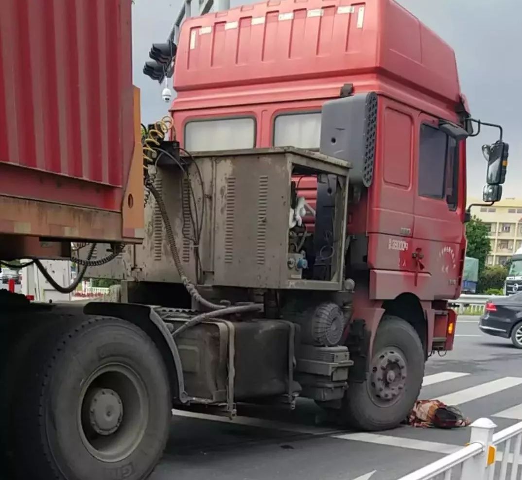 又是大货车!南阳发生一起严重车祸,伤者被拖行数米