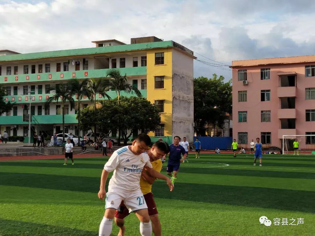 9月28日下午,容县容西中学与都峤中学在容西中学足球场举行了一场精彩