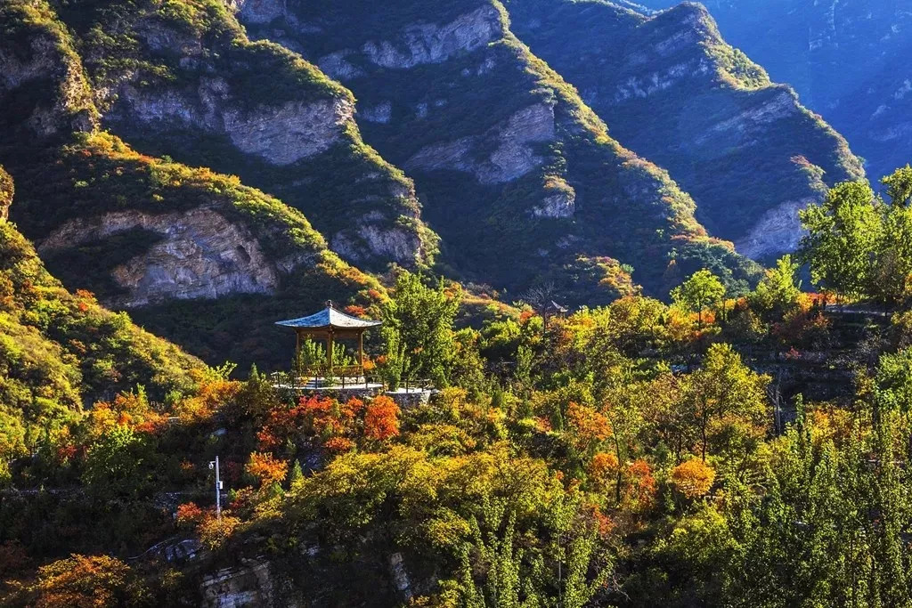 鍾靈俊秀,群峰疊翠西是上方山,東是龍骨山北京人遺址北接燕山餘脈,南