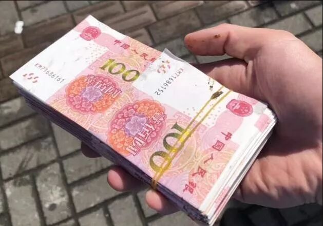 手拿现金图片一万元图片