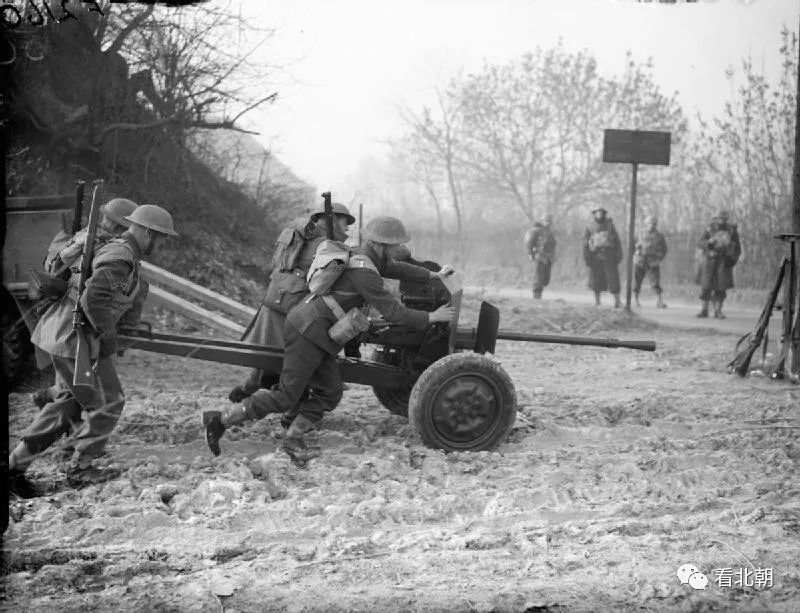 二战老照片:1939年11月操作法国25毫米反坦克炮的英国远征军