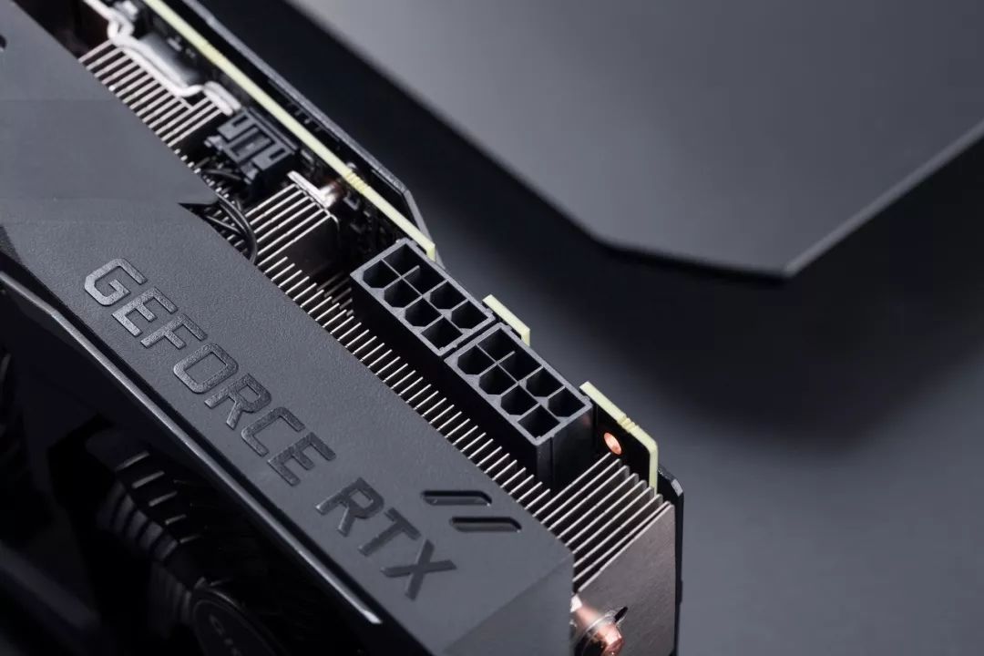 而技嘉geforce rtx 2080 ti gaming oc 11g這款在做工與散熱方面經過