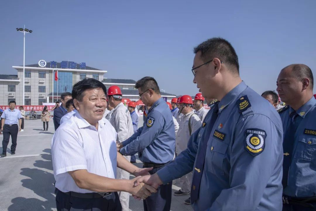 任晓旺同志慰问一线员工相立昌同志慰问一线员工莘南高速的顺利开通