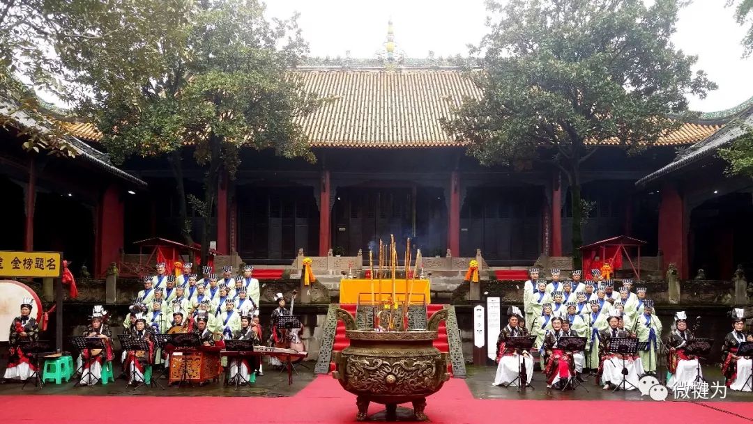 祭官依序行跪拜叩首礼,敬献祭酒,呤诵祝文,众人伏身祭拜先师孔子.