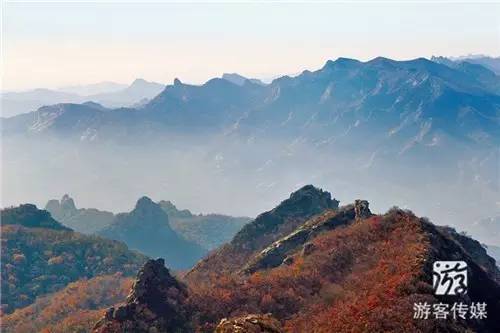 醫巫閭山古稱於微閭,無慮山,今簡稱閭山,是陰山山脈餘脈.