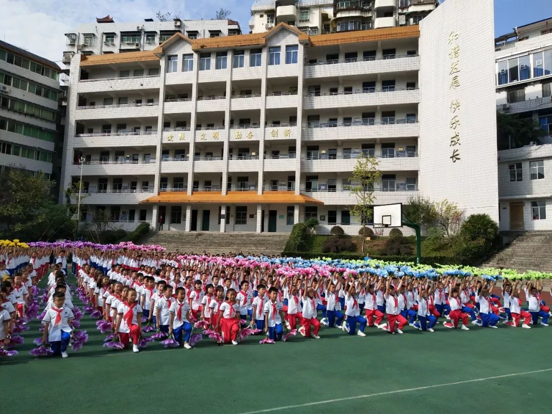 巫山南峰小学传来拉歌声