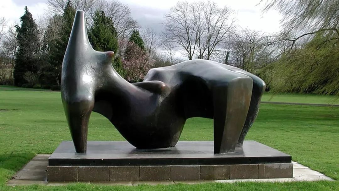 这些代表人物中,有英国现代主义雕塑先驱亨利·摩尔(henry moore)从