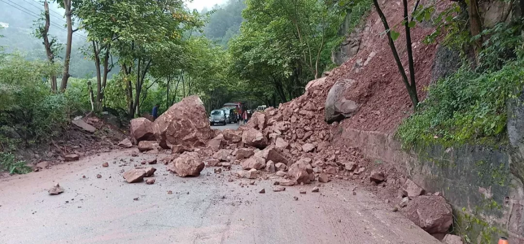 持续降雨致山体滑坡,302省道习水境内道路中断,百余辆车滞留_公路