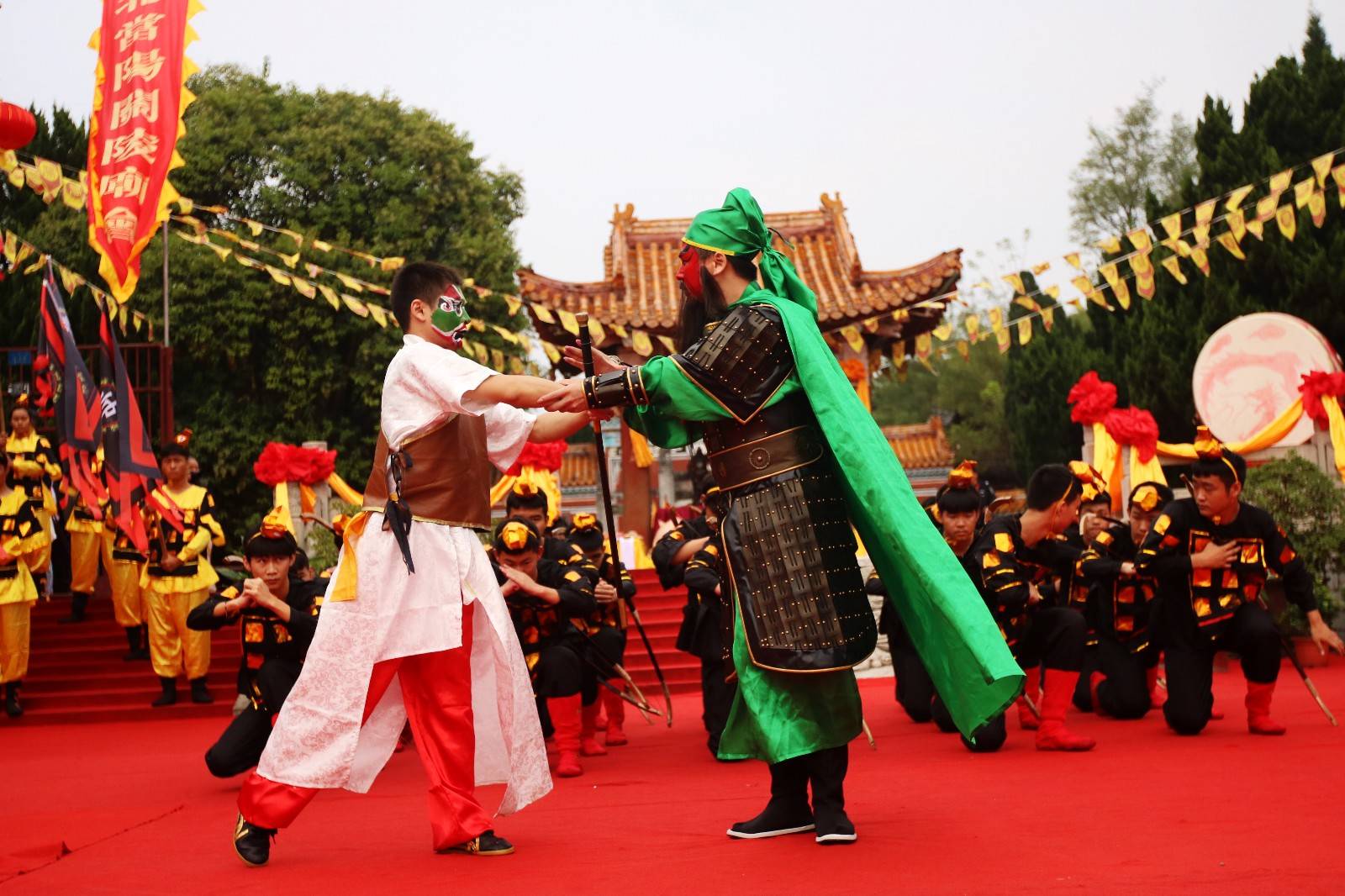 "当阳杀故事"湖北当阳关陵秋祭大典上演 模拟古战场武打场面