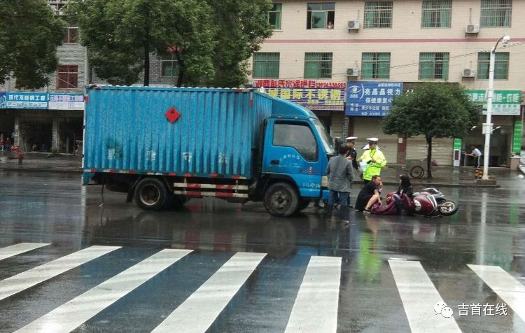 昨日吉首田家园丁字路口发生车祸._交通