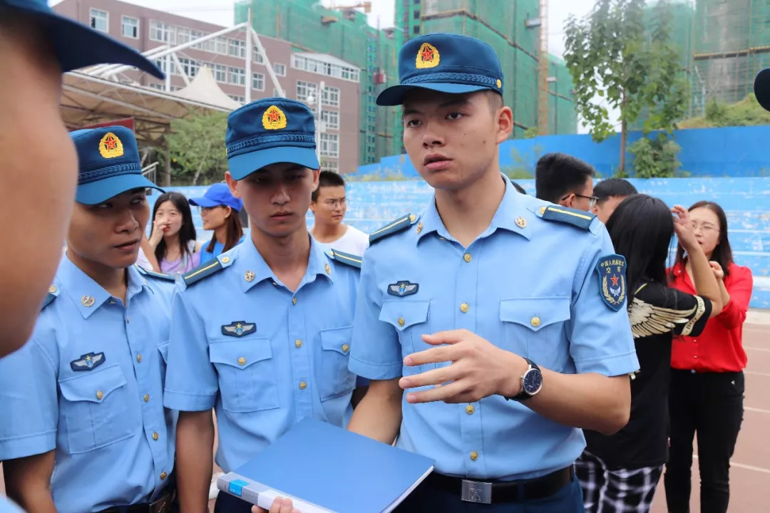 空軍工程大學航空機務士官學校的參訓官兵用自己