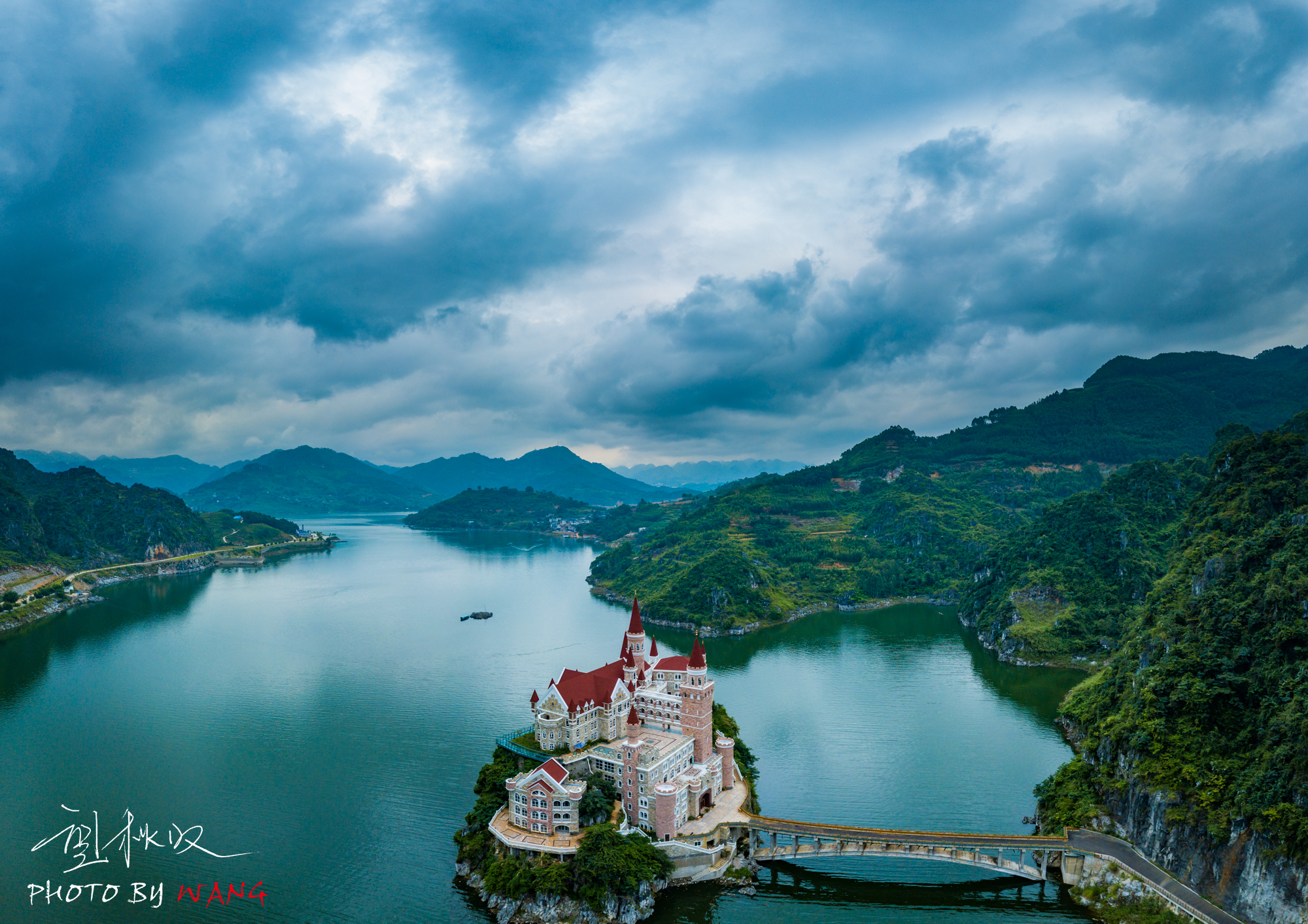 万峰湖上上帝建了个后花园中国的天鹅堡