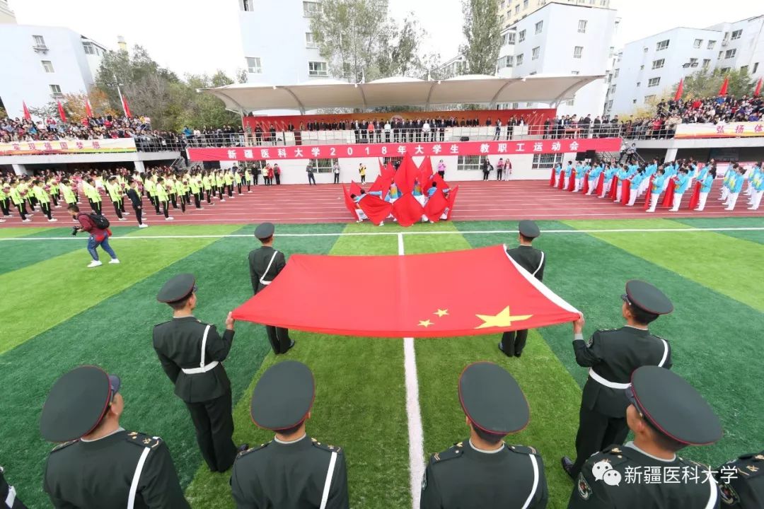 新疆医科大学 校服图片