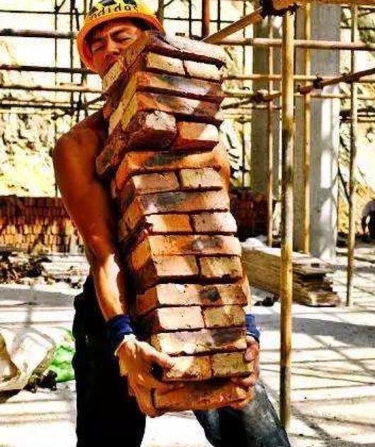 肌肉男力气能大过搬砖工吗大部分搬砖工一次扛20个砖头