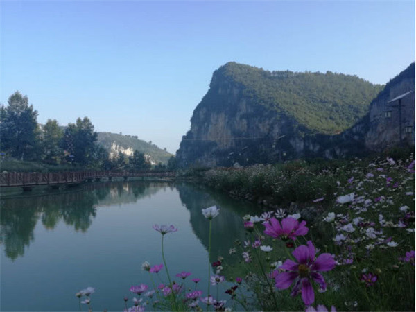 納雍縣有著豐富的旅遊資源,有國家級風景名勝區九洞天,有烏江第一漂的