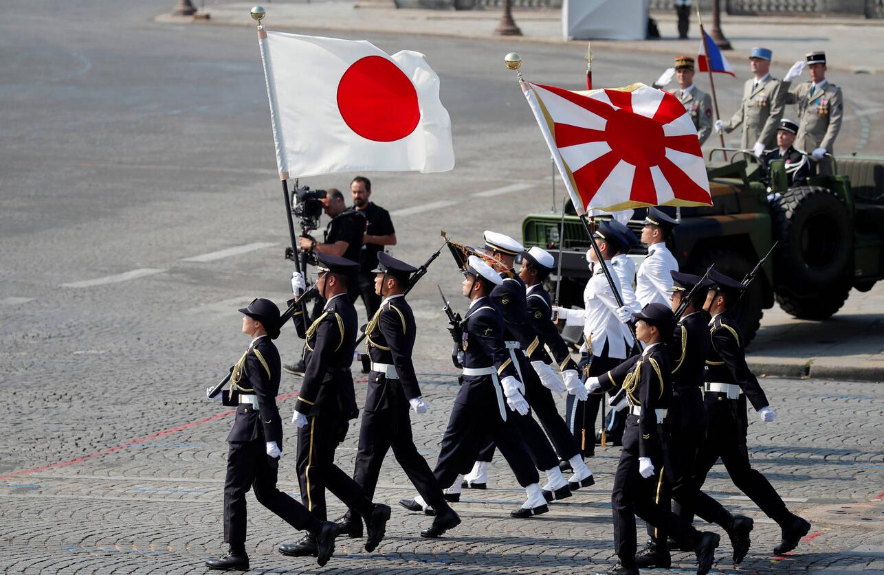 法国国庆日阅兵中,日本自卫队分队展示旭日旗(图片来源 返回搜