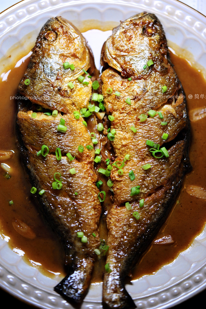 砂锅炖黄花鱼图片