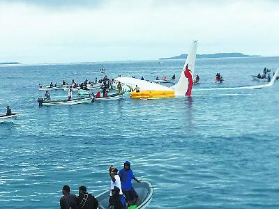 客機墜海後當地居民用小船營救機上成員全獲救