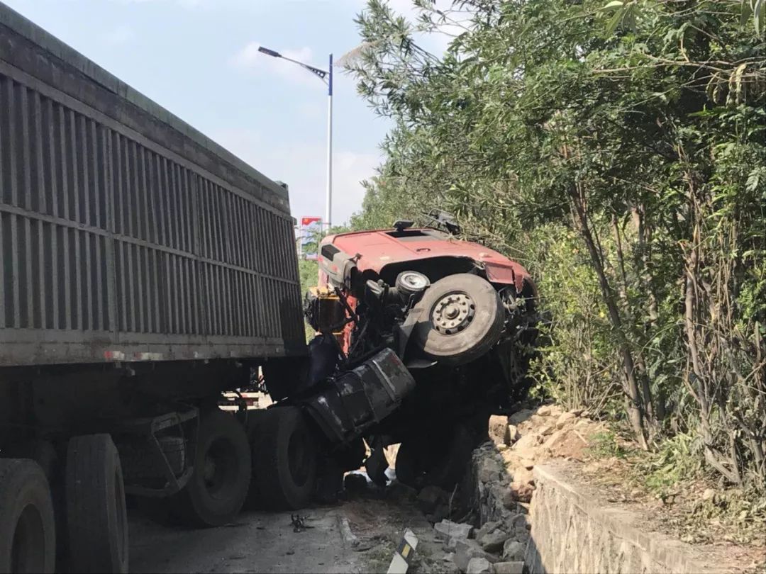 两辆大货车相撞梅南镇蓝田桥发生惨烈交通事故一人身亡