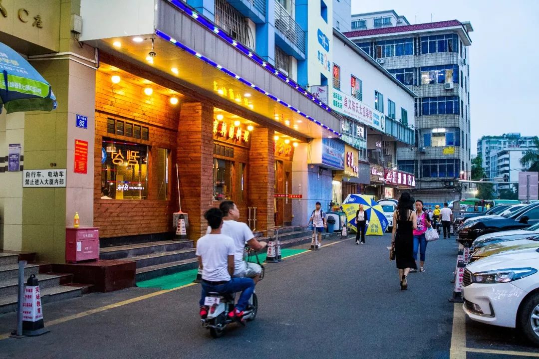 远景路的真韩国饭堂店里都是韩国人