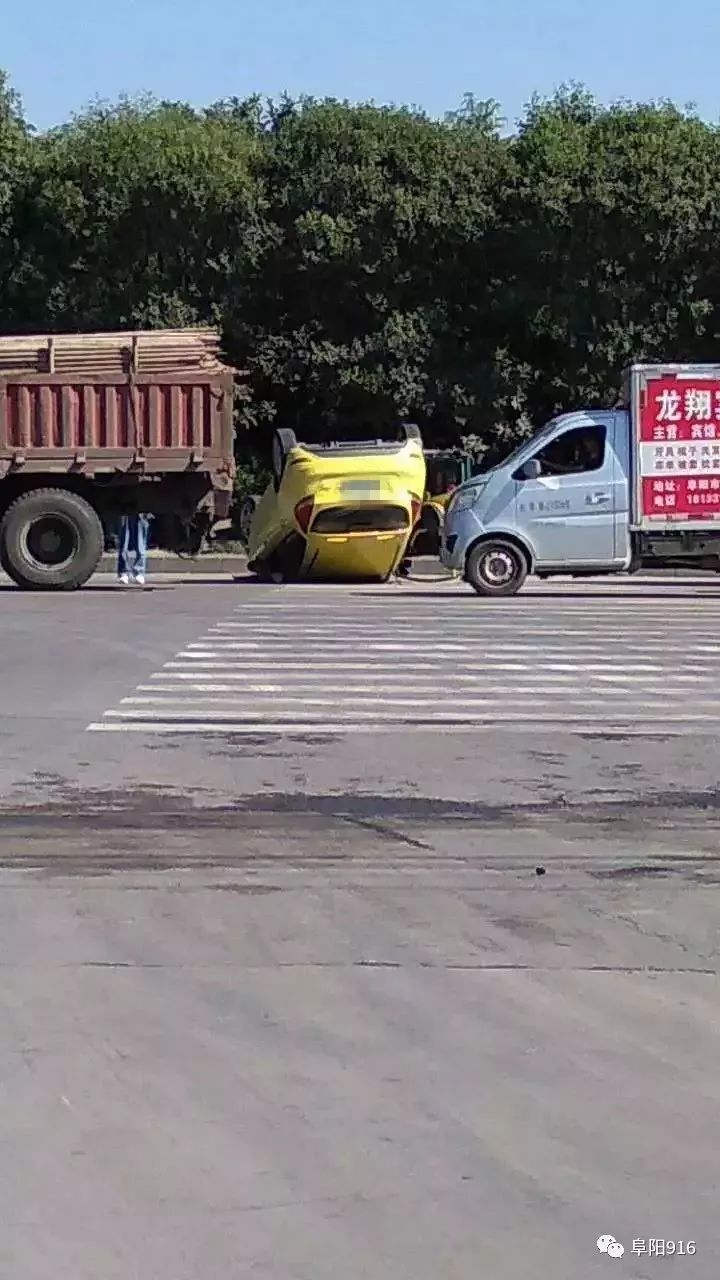 翻車翻車今天新陽大道一轎車出車禍翻了個底朝天