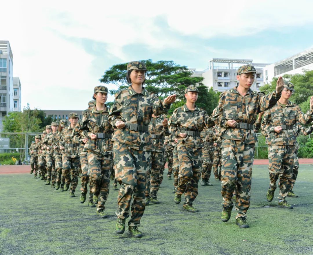 軍訓落幕盛大的迷彩成人禮