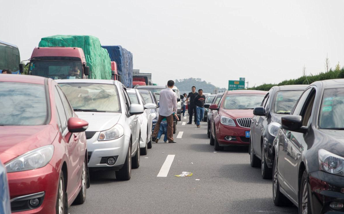 中国时间最久的堵车,整整堵了20天,车辆长达100公里