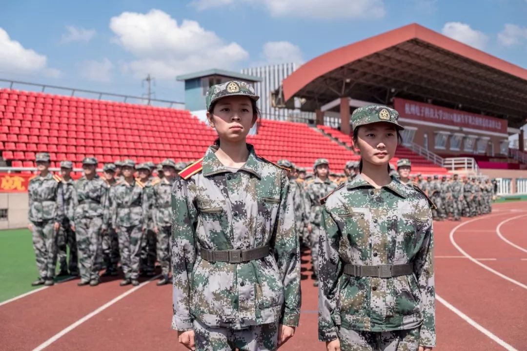 最美軍營丨青春大比拼,花落這幾家_軍訓