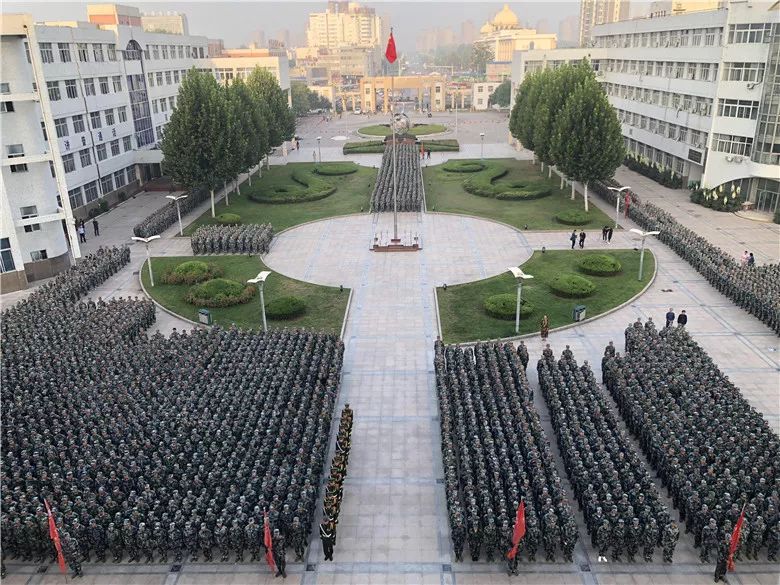 軍訓圖一組燃爆的鄭州輕工業學院(圖片摘自河南中醫藥大學官方微信