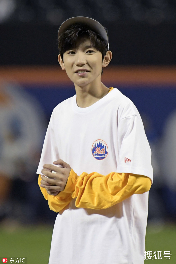 美国纽约,王源作为华人第三位,首位中国内地艺人,为美职棒球赛开球