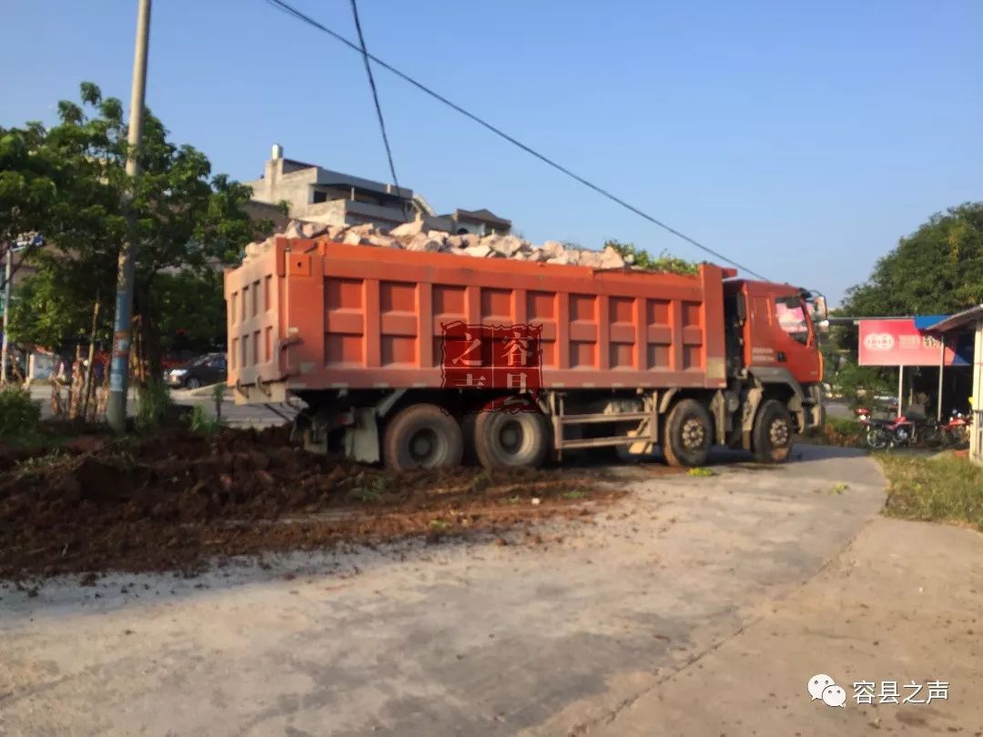 滿載石頭貨車突然衝出馬路,距離民房只有幾米遠!