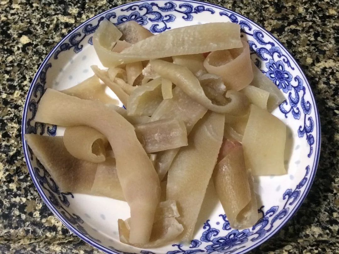 炒青椒:卤猪皮适量,青尖椒3条,蒜3瓣,食用油适量,牛奶适量,红枣适量