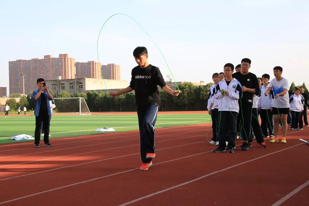 跳动青春绳彩飞扬西安经开第二中学高一师生跳绳比赛