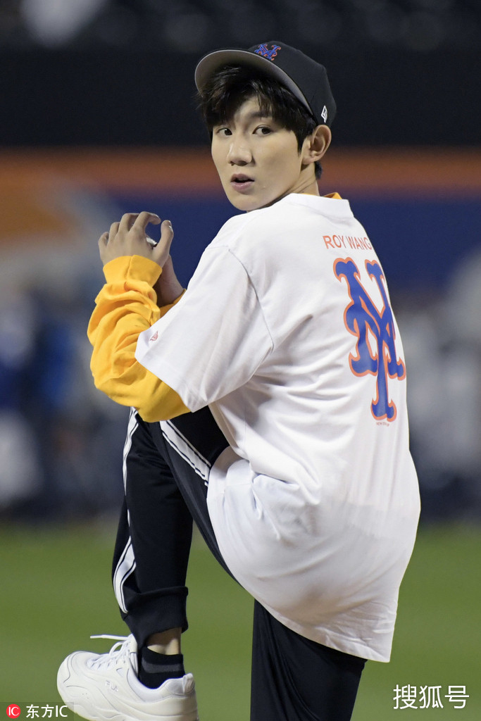 美国纽约,王源作为华人第三位,首位中国内地艺人,为美职棒球赛开球
