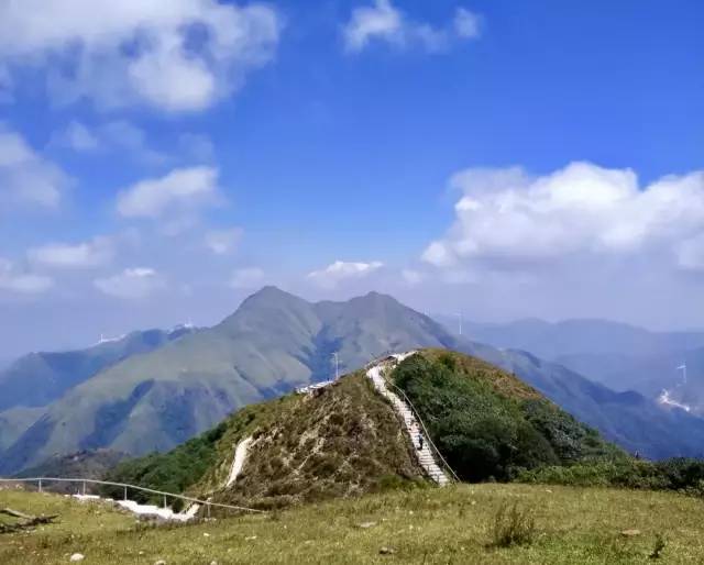 萬時山,位於廣東(韶關市仁化縣長江鎮),湖南(郴州市汝城縣熱水鎮)和