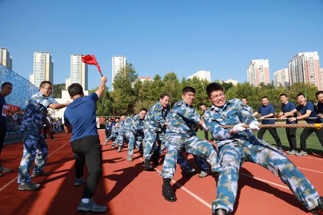 运动员挂空挡甩来甩去图片