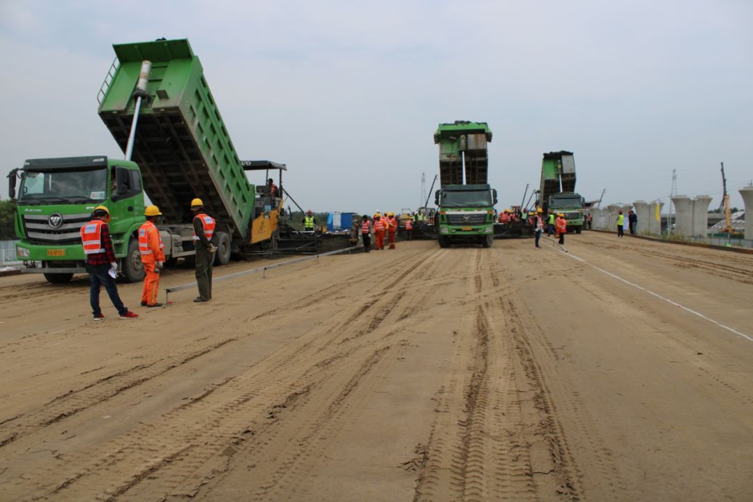 北京新機場高速公路南五環北京新機場工程路面二標開始二灰基層試驗段